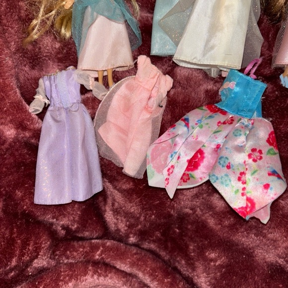Vtg 2005 Mattel mini princess castle dolls and dresses - Picture 3 of 8